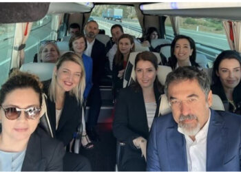 Kanë makina nga 100 mijë euro, por Rama bën show dhe i nis ministrat me furgon drejtë Kosovës