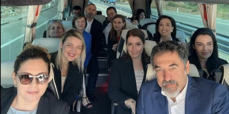 Kanë makina nga 100 mijë euro, por Rama bën show dhe i nis ministrat me furgon drejtë Kosovës