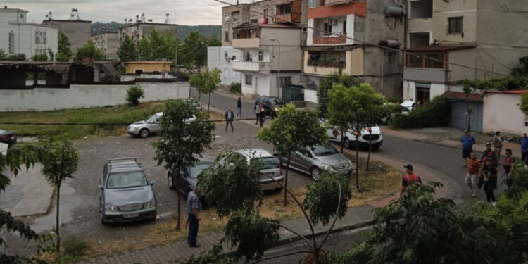 Sherr me thika në Elbasan, një i plagosur, arrestohet autori
