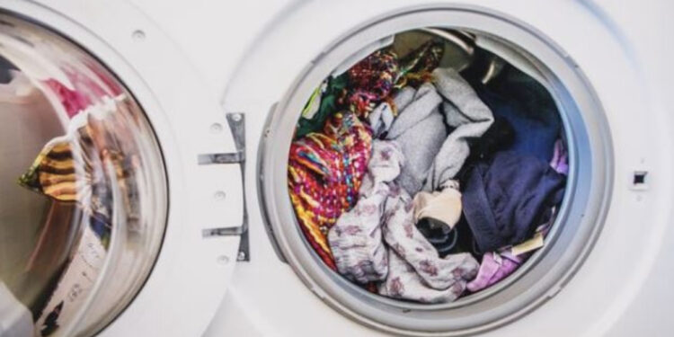 FOTO/ E rëndë, futi dorën në lavatriçe, humb jetën nëna 20-vjeçare