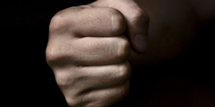 I kërkuan para “xhepi”, babai shqiptar godet me grushta dy vajzat e tij