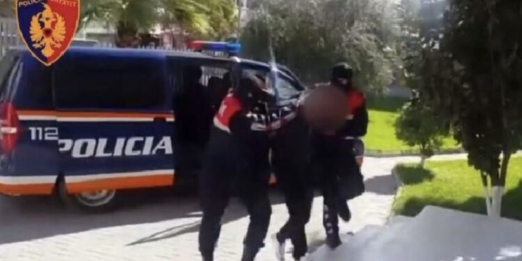 Dhunonte gruan dhe djalin e mitur, arrestohet 46-vjeçari në Tiranë: Në banesë policia i gjeti “të bardhë”