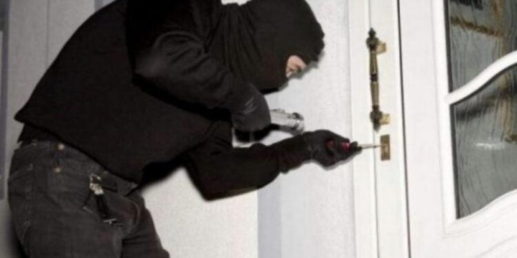 Deputetit shqiptar i vjedhin 50 mijë euro në banesë: I mblodha sepse i kisha borxh