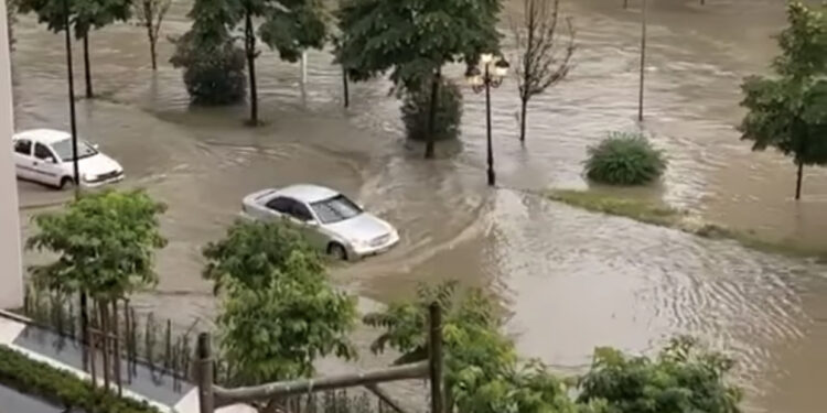 VIDEO/ “Uuu kalon dot këtu ti?”, Lana del nga shtrati, makinat gati të lundrojnë në Tiranë