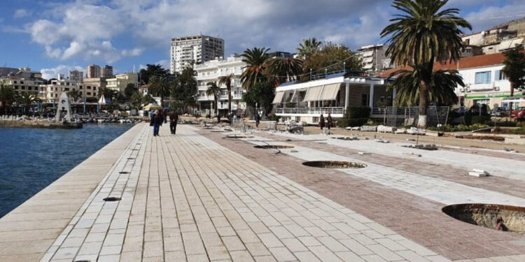 Si nisi sherri?- U godit me thikë pas shpine në shëtitoren e Sarandës, ndërron jetë 43-vjeçari, arrestohet autori