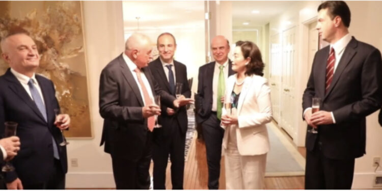 VIDEO/ Meta i qeshur takohet me Yuri Kim, krah tyre edhe Basha, çfarë u organizua nga ambasada Amerikane