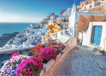 Ndodh në Santorini, pronari u merr turistëve 5000 euro për dëmtimin e një “Nissan Micra” të përdorur me qira