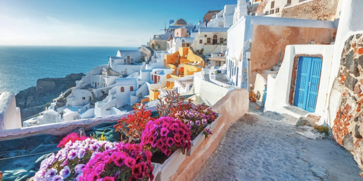 Ndodh në Santorini, pronari u merr turistëve 5000 euro për dëmtimin e një “Nissan Micra” të përdorur me qira