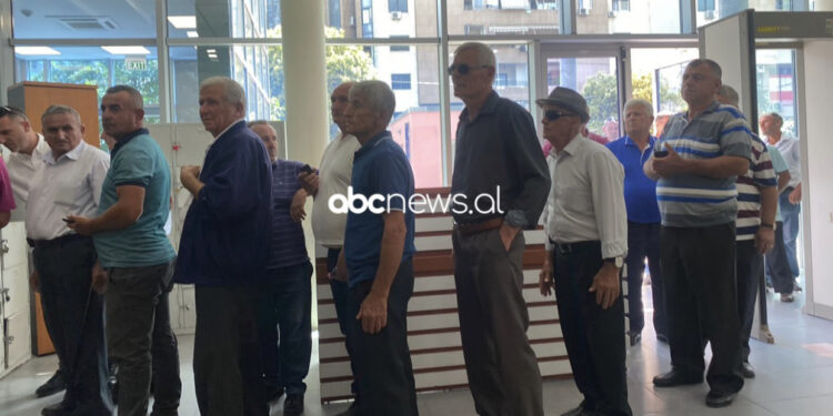 Reforma në Drejtësi një turp, con gjithë fshatin në SPAK për një autokombanjë