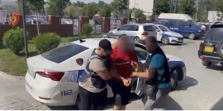 Katër persona të arrestuar për drogë në Tiranë