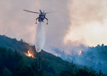 Zjarri në Evia të Greqisë: 40 zjarrfikës, 9 aeroplanë dhe 4 helikopterë në terren, nis evakuimi i banorëve