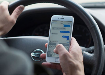 Dy gjërat që duhet të shmangni me celularin gjatë verës kur jeni në makinë