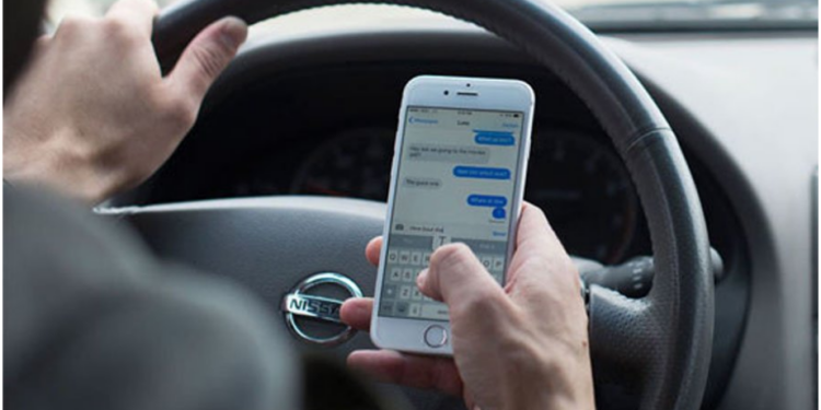 Dy gjërat që duhet të shmangni me celularin gjatë verës kur jeni në makinë