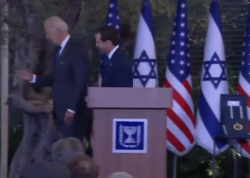 VIDEO/ Biden e bën sërish/ I jep dorën një fantazme