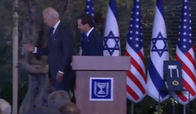 VIDEO/ Biden e bën sërish/ I jep dorën një fantazme