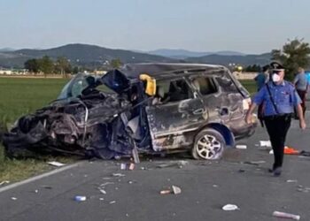 U hodh nga makina për t’i shpëtuar përplasjes me pemën, ndërron jetë shqiptari në Itali