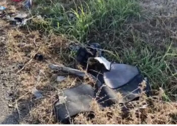 Bordura metalike e shkatërruar, copat e makinës të shpërndara në rrugë, shihni pamjet nga vendi i aksidentit të rëndë në Vlorë