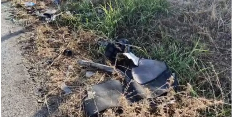 Bordura metalike e shkatërruar, copat e makinës të shpërndara në rrugë, shihni pamjet nga vendi i aksidentit të rëndë në Vlorë