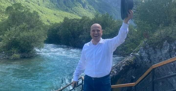 Nga Abi Malltezi- Për disa miq demokrat që humbën udhën