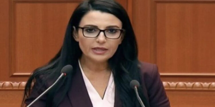 Këshilloi qytetarët si të kursejnë energji, plas gallata në statusin e Belinda Ballukun