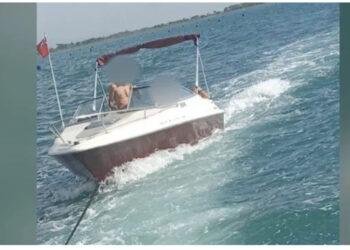 VIDEO/ Skafi i lë në mes të detit, shpëtohen katër pushues në Shëngjin