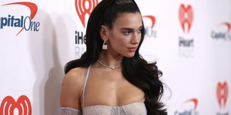 Facebook i jep notën 10, Dua Lipa merr vëmendjen e Mark Zuckerberg