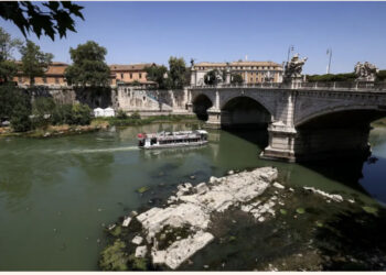 Thatësira në Itali ekspozoi kolonat e një ure të lashtë në lumin Tiber