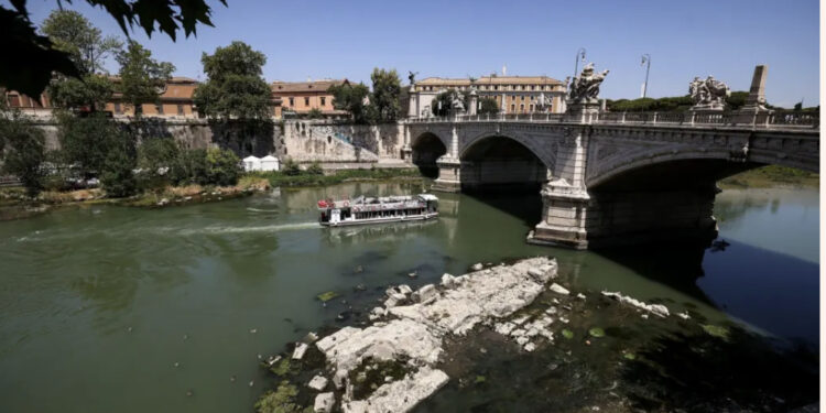 Thatësira në Itali ekspozoi kolonat e një ure të lashtë në lumin Tiber