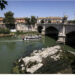 Thatësira në Itali ekspozoi kolonat e një ure të lashtë në lumin Tiber