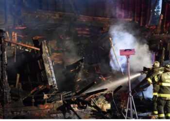 Zjarrfikësi thirret për të shuar flakët në një banesë, mëson se 10 viktimat ishin familjarë të tij