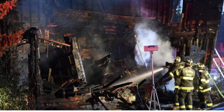 Zjarrfikësi thirret për të shuar flakët në një banesë, mëson se 10 viktimat ishin familjarë të tij