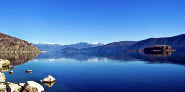 EMRI/ E rëndë, gjendet i mbytur 40 vjeçari në Liqenin e Prespës së Madhe