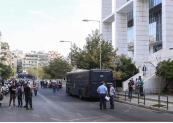 “Kam eksploziv”, 35-vjeçari hyn me makinë në Gjykatën e Apelit dhe alarmon autoritetet