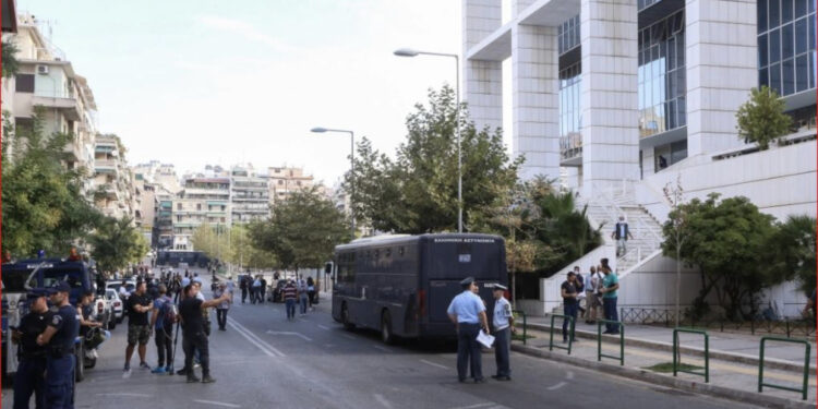 “Kam eksploziv”, 35-vjeçari hyn me makinë në Gjykatën e Apelit dhe alarmon autoritetet