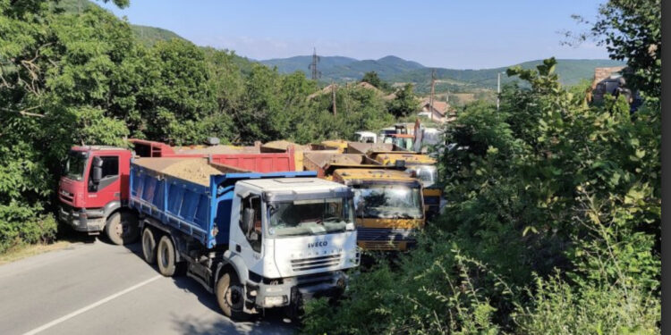 Fillon tërheqja e barrikadave në veri të Kosovës