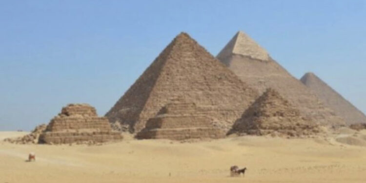 Një varr i madh dhe tre dhoma të errëta, çfarë sekretesh fshihen në Piramidën e Keopsit