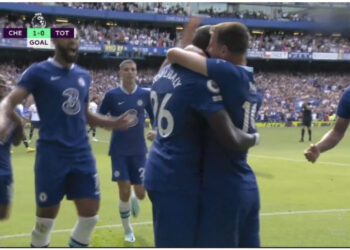 VIDEO/ Gol me goditje fluturimthi, një mbrojtës befason në derbin e Londrës