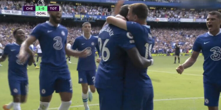 VIDEO/ Gol me goditje fluturimthi, një mbrojtës befason në derbin e Londrës