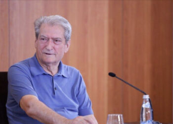 Berisha: Në oborrin që prita Xhorxh W. Bush, Rama ka vendosur instalacion druri 4 mln €!