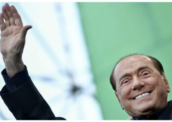 Berluskoni rikthehet në politikë aktive. Në shtator kandidon për deputet