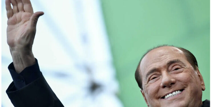 Berluskoni rikthehet në politikë aktive. Në shtator kandidon për deputet