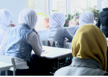 Shamia në shkollat e Kosovës, me peticione pro dhe kundër