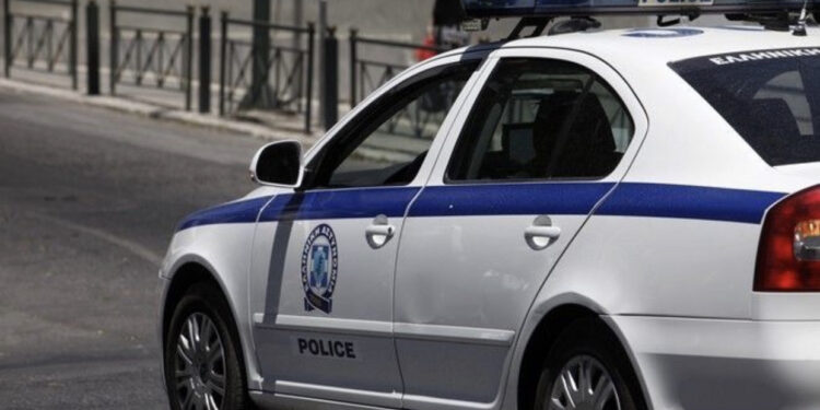 Skenar filmash në kufi, i mituri shqiptar “merr zvarrë” policinë greke, kishte fshehur “mallin” në mjet