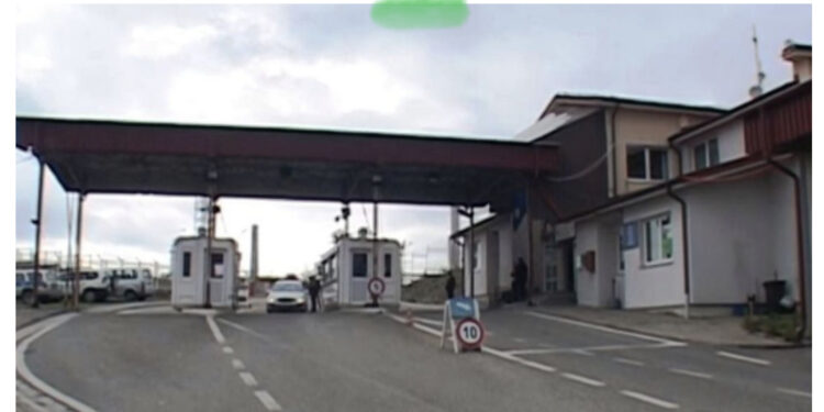 Kishte fshehur në bagazhin e “Benzit” vajzën e mitur, policia prangos 23-vjeçarin që po hynte në Shqipëri