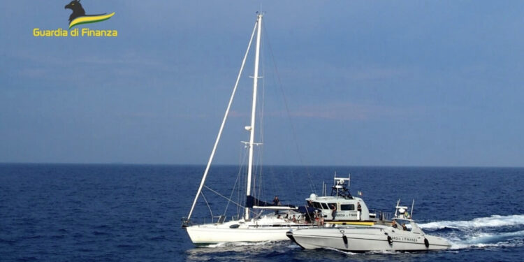 FOTO/ U ngarkua me 1 ton drogë nga Vlora, kjo është veliera e ukrainasve që u kap nga Guardia di Finanza