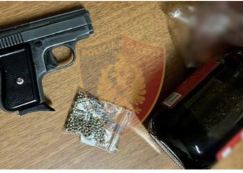 EMRAT/ Me armë e drogë në makinë, arrestohen 2 të rinjtë në Tiranë