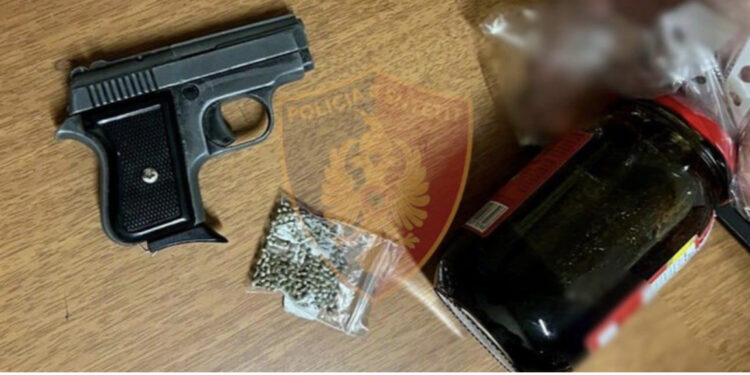 EMRAT/ Me armë e drogë në makinë, arrestohen 2 të rinjtë në Tiranë