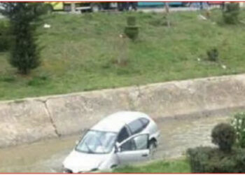 Shoferi humb kontrollin dhe përfundon në lumin e Lanës, arratiset nga vendi i aksidentit