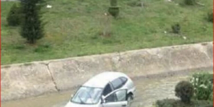 Shoferi humb kontrollin dhe përfundon në lumin e Lanës, arratiset nga vendi i aksidentit