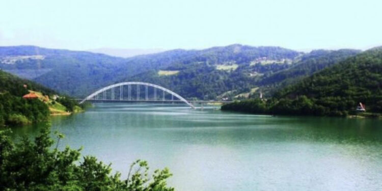 Sulmohet me armë Policia e Kosovës në liqenin e Ujmanit